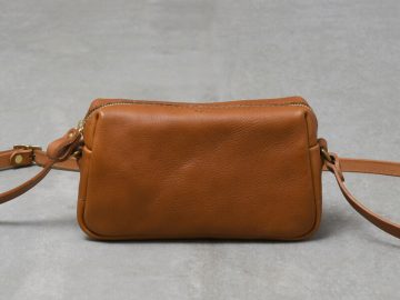革の質感を活かした軽くてシンプルなショルダーバッグ「革鞄の